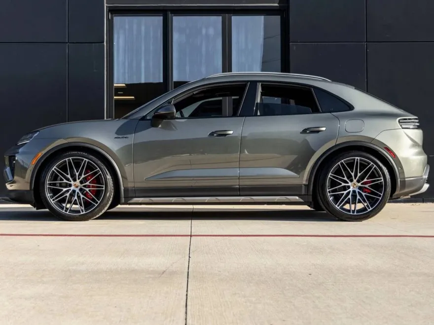 2025 Porsche Macan Electric photo 1