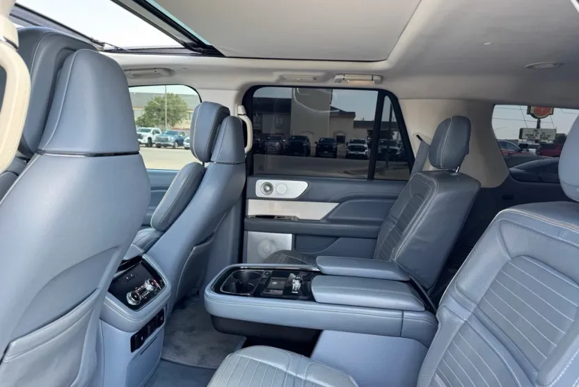 2018 Lincoln Navigator Black Label photo 1