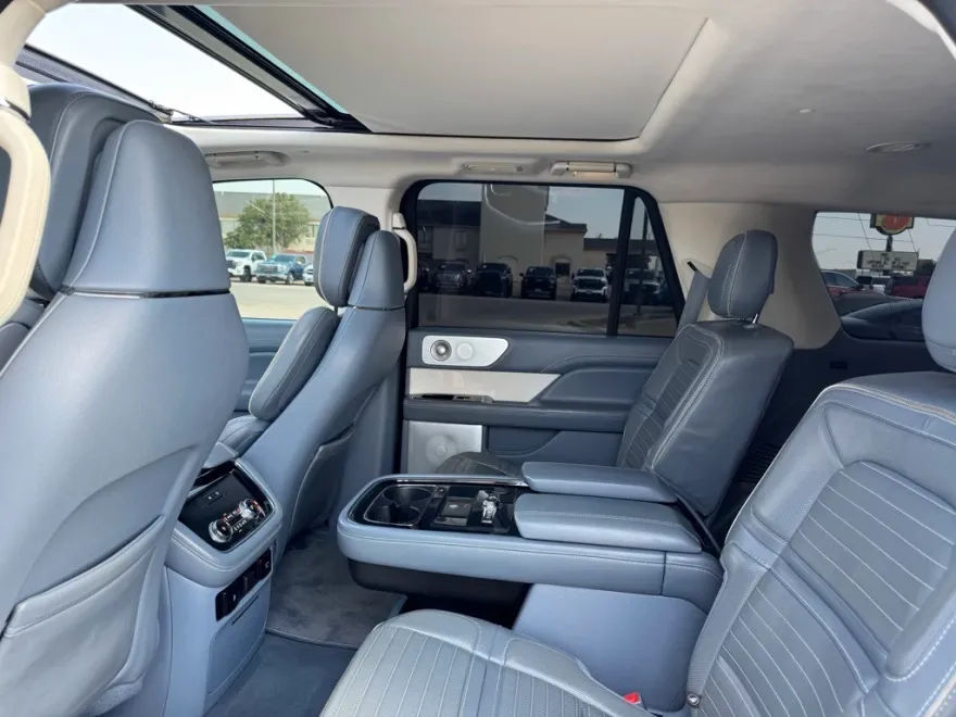 2018 Lincoln Navigator Black Label photo 1