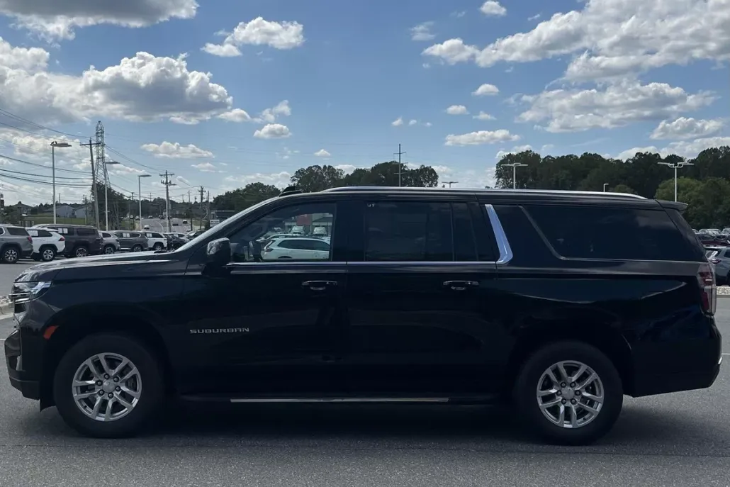 2024 Chevrolet Suburban LT photo 1
