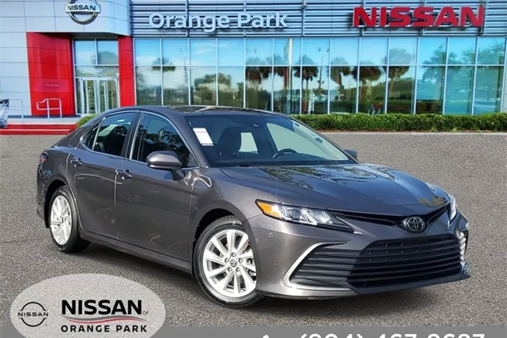 2022 Toyota Camry LE photo 1
