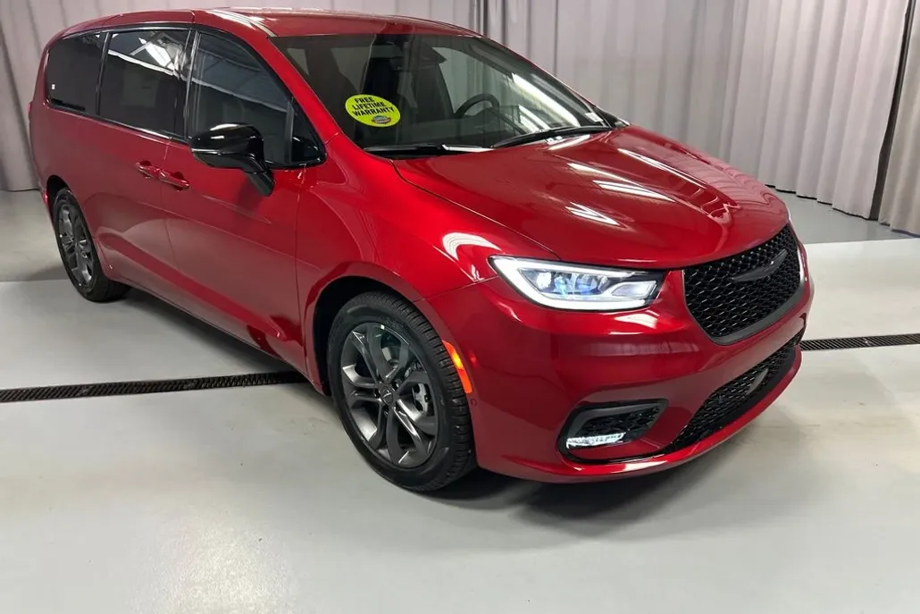2026 Chrysler Pacifica photo 1