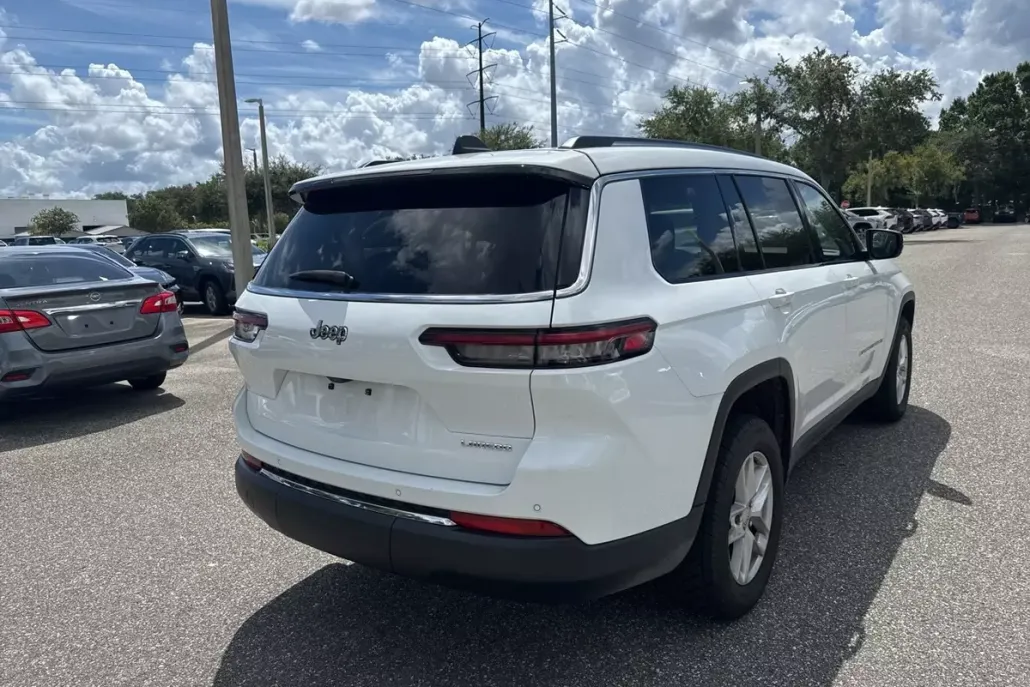 2023 Jeep Grand Cherokee Laredo photo 1