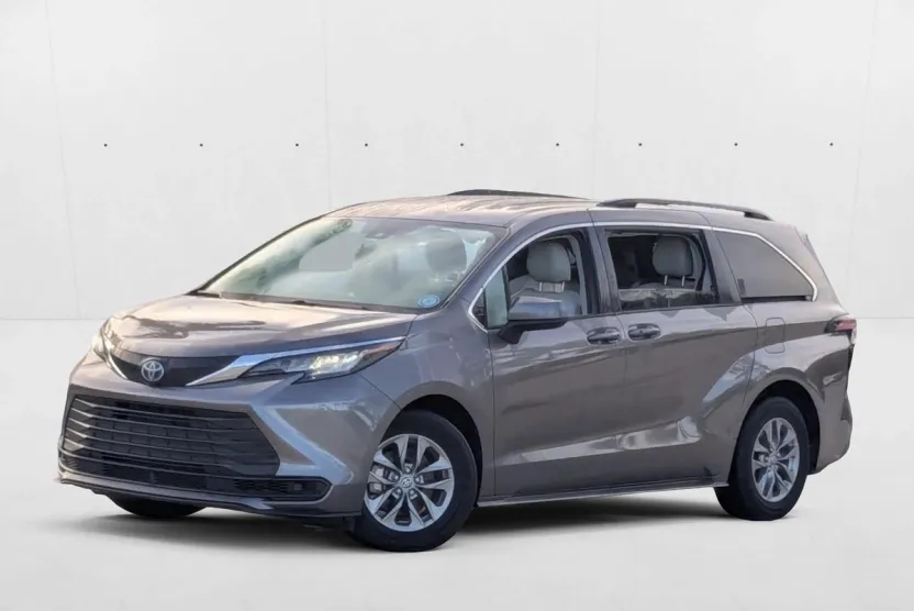 2022 Toyota Sienna LE photo 1