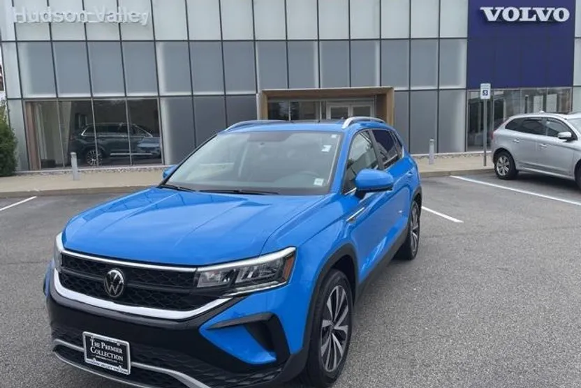 2022 Volkswagen Taos SE photo 1