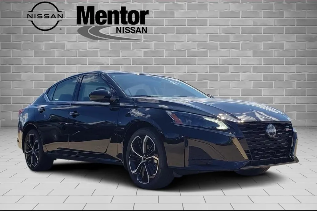 2025 Nissan Altima SR photo 1