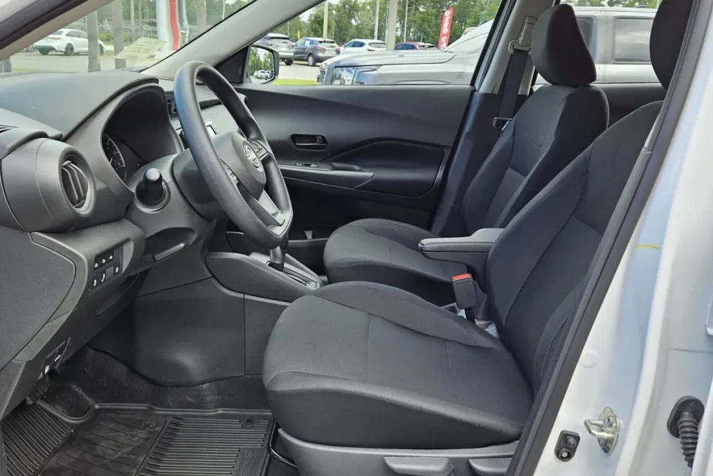 2025 Nissan Kicks Play S photo 1