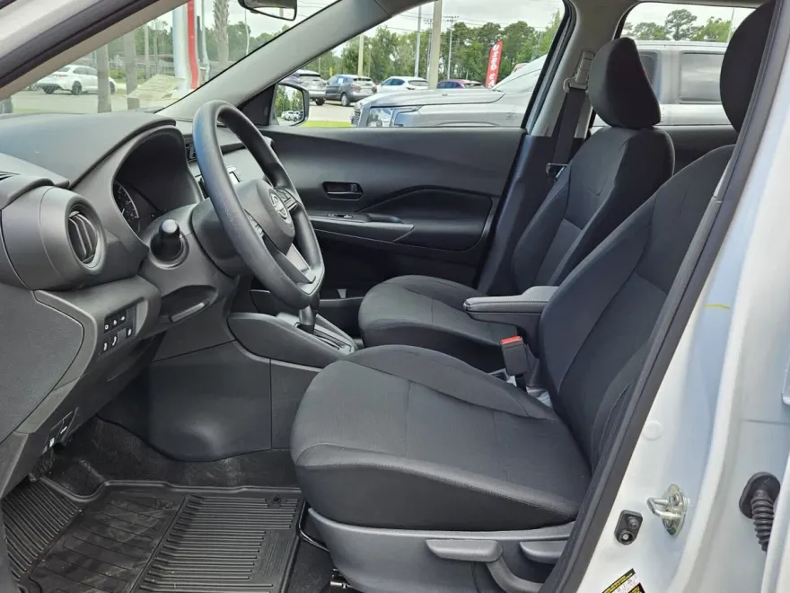 2025 Nissan Kicks Play S photo 1