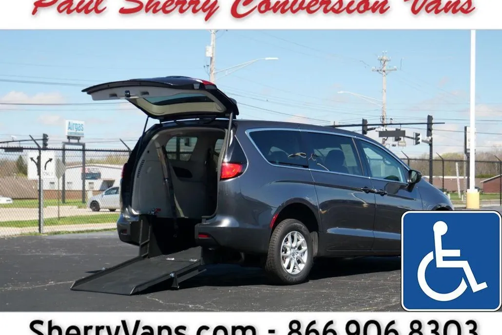 2022 Chrysler Voyager LX photo 1