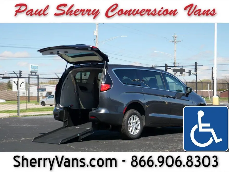 2022 Chrysler Voyager LX photo 1