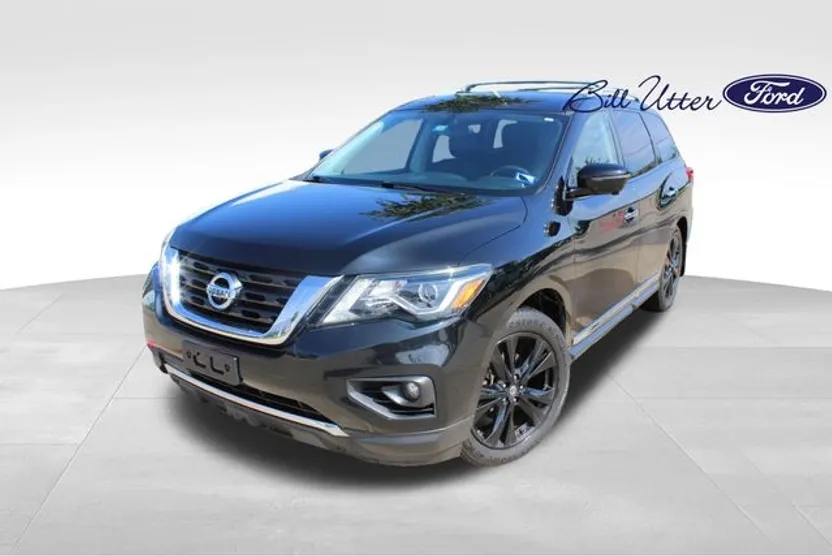 2017 Nissan Pathfinder Platinum photo 1