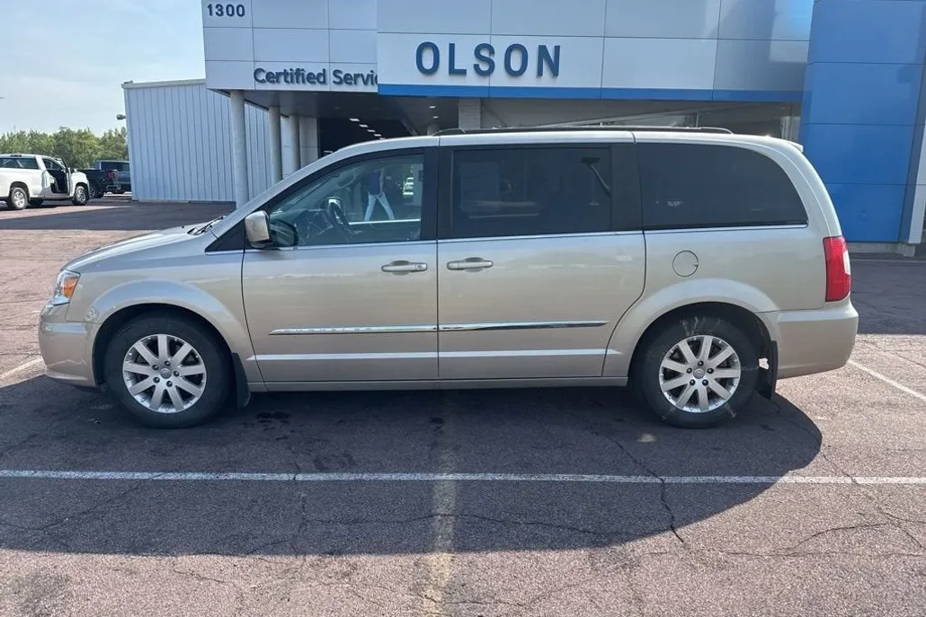 2015 Chrysler Town & Country Touring photo 1