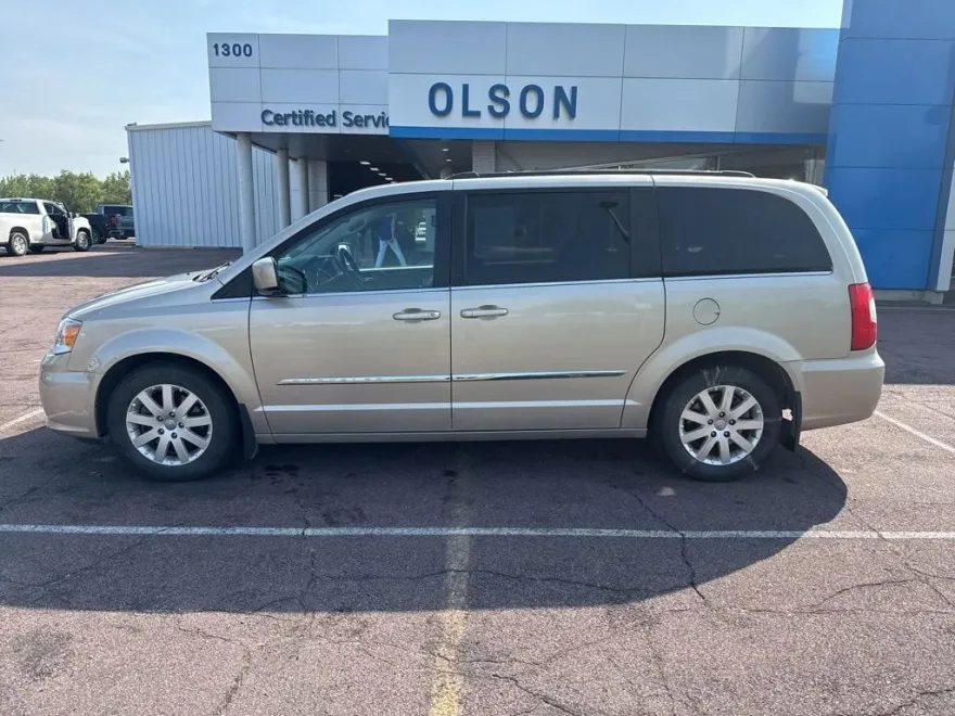 2015 Chrysler Town & Country Touring photo 1