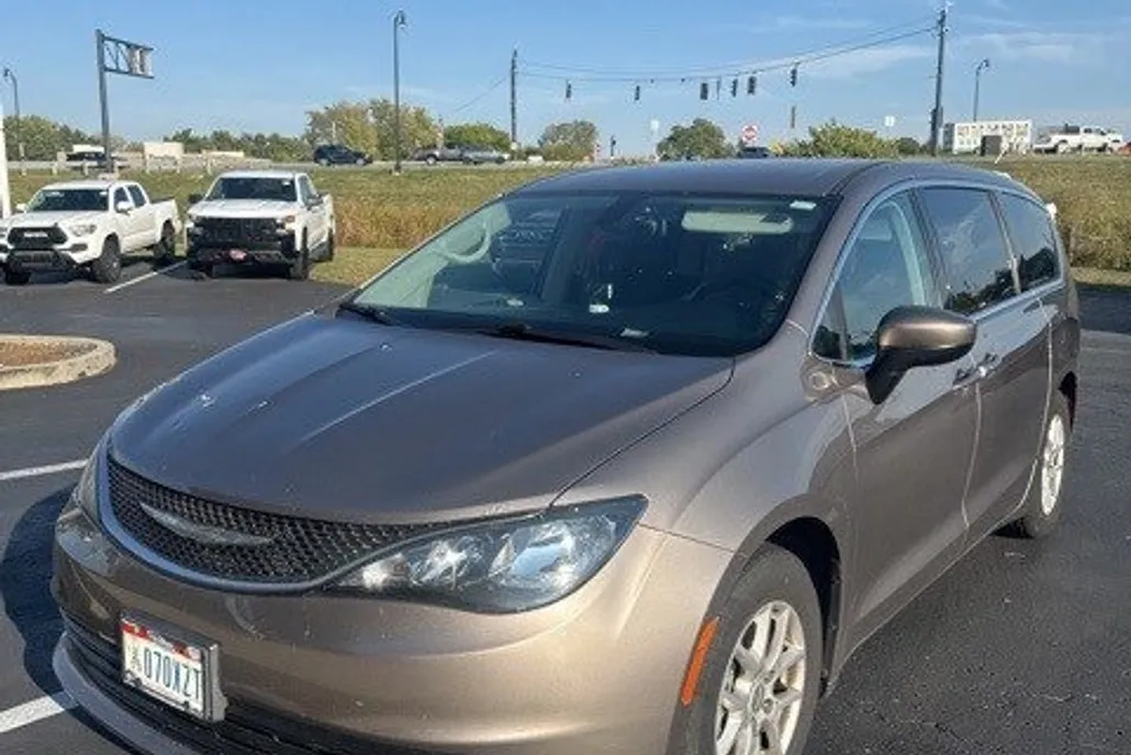 2017 Chrysler Pacifica Touring photo 1