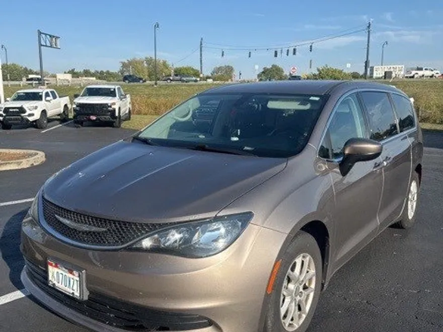 2017 Chrysler Pacifica Touring photo 1