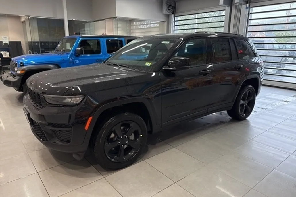 2025 Jeep Grand Cherokee Altitude photo 1