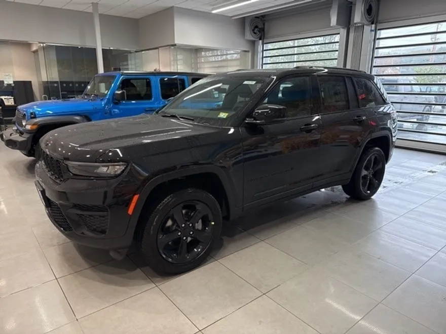 2025 Jeep Grand Cherokee Altitude photo 1