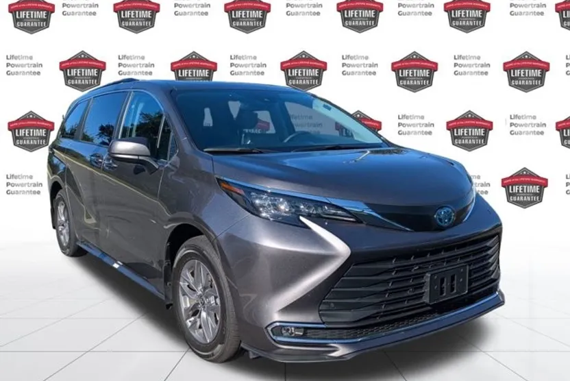 2024 Toyota Sienna XLE photo 1