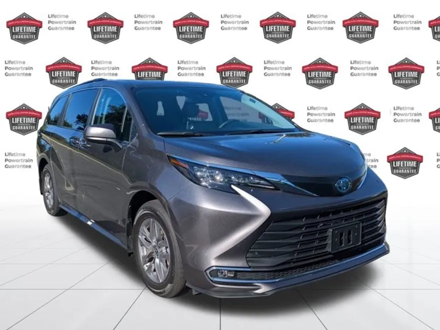 2024 Toyota Sienna XLE photo 1