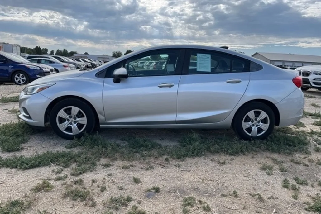 2017 Chevrolet Cruze LS photo 1