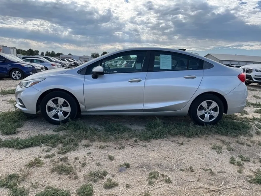 2017 Chevrolet Cruze LS photo 1