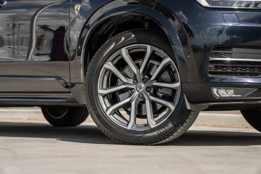 2016 Volvo XC90 T6 Momentum photo 1