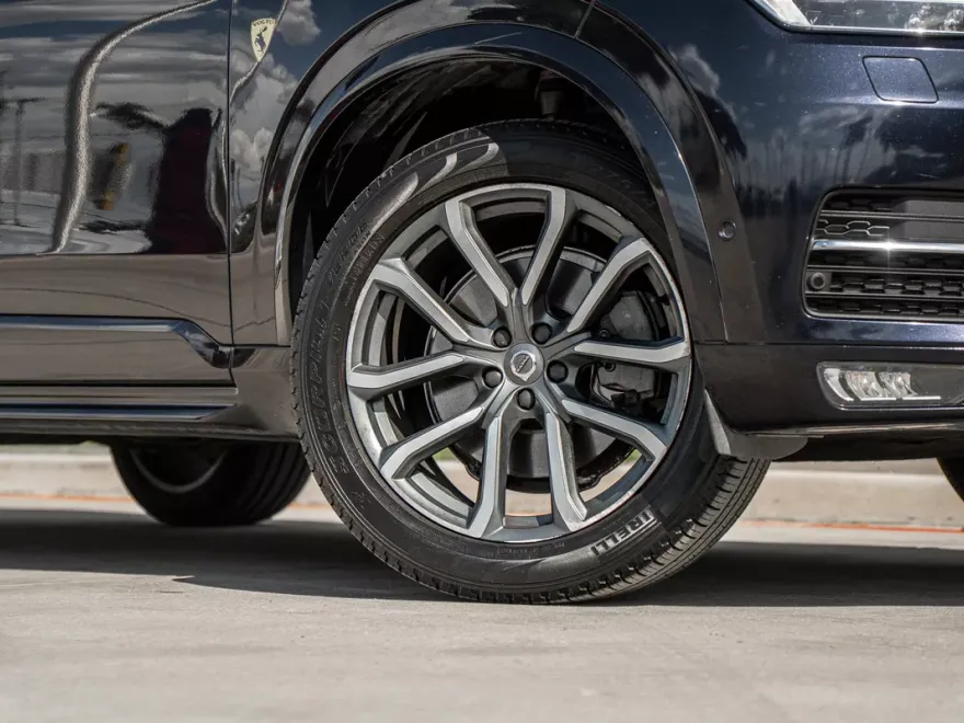 2016 Volvo XC90 T6 Momentum photo 1