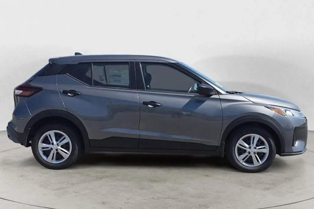 2025 Nissan Kicks Play S photo 1