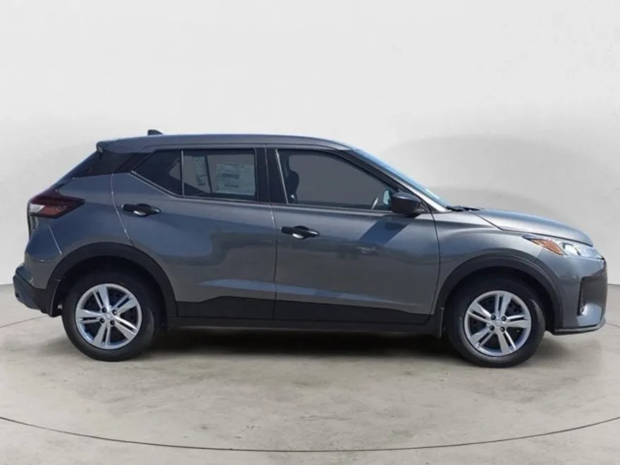 2025 Nissan Kicks Play S photo 1
