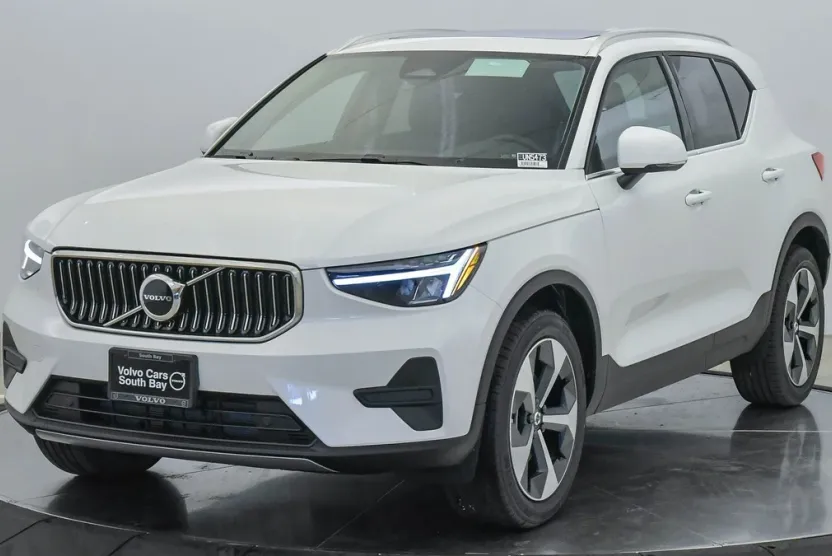 2025 Volvo XC40 AWD Core photo 1