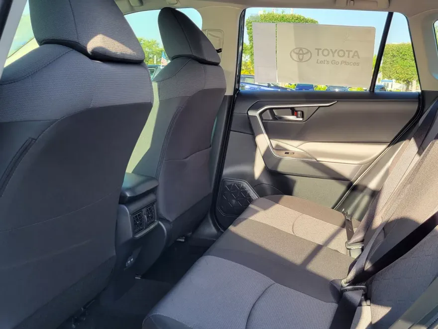 2025 Toyota RAV4 Hybrid XLE photo 1