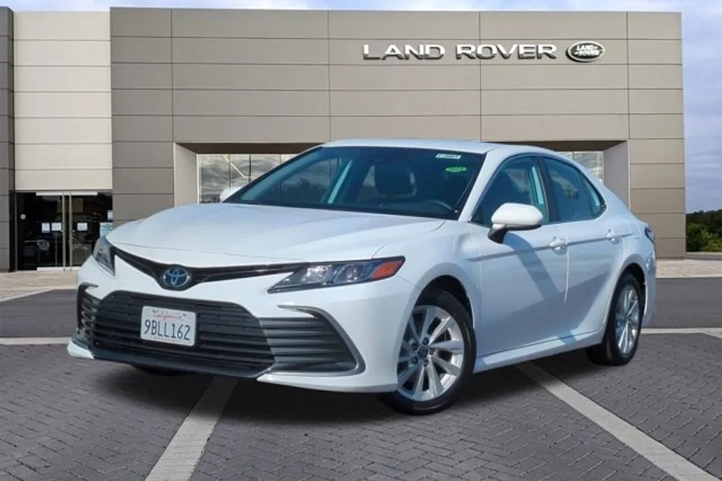 2022 Toyota Camry LE photo 1