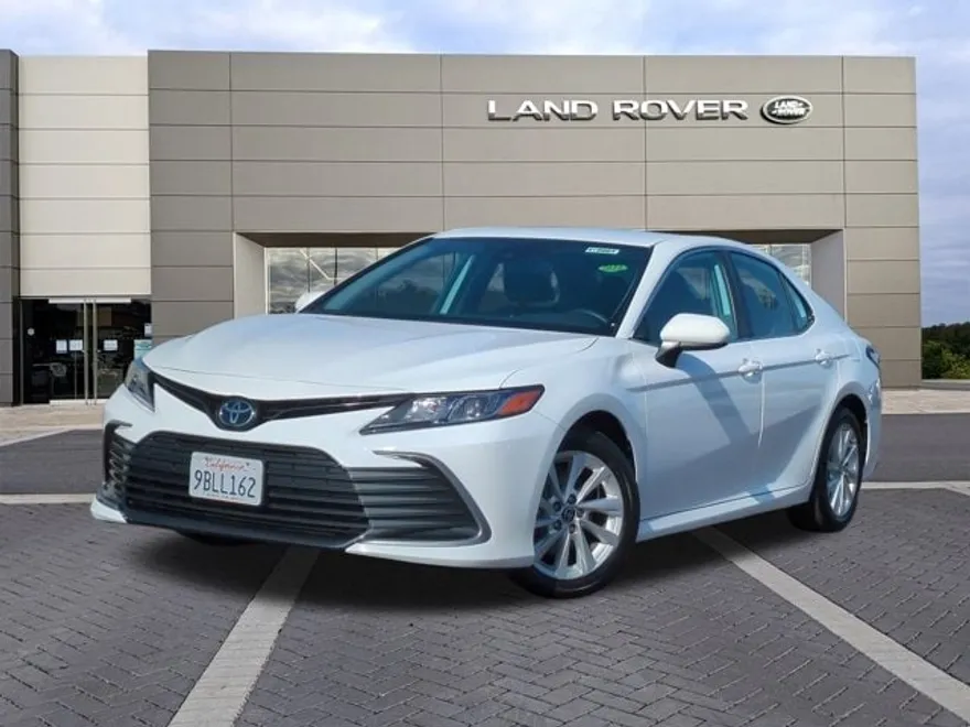 2022 Toyota Camry LE photo 1