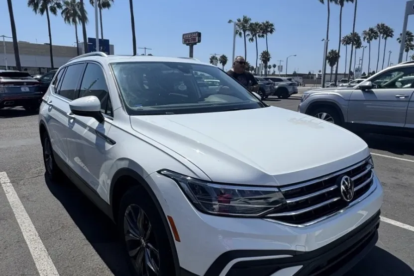 2022 Volkswagen Tiguan SE photo 1