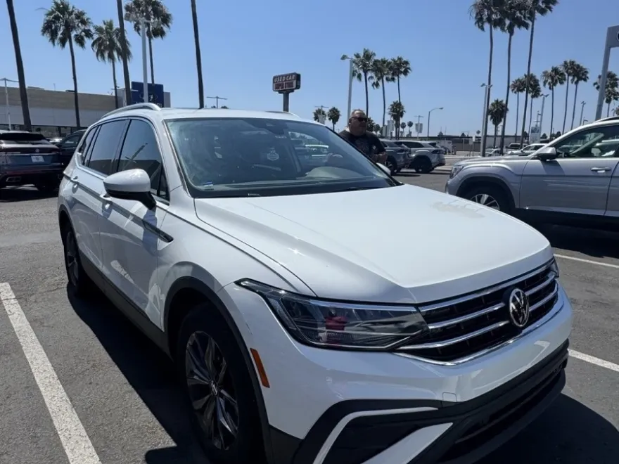 2022 Volkswagen Tiguan SE photo 1
