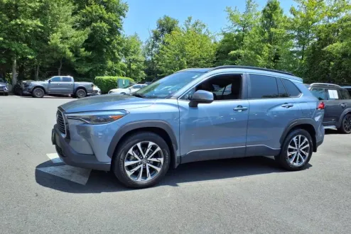 2023 Toyota Corolla Cross XLE photo 3