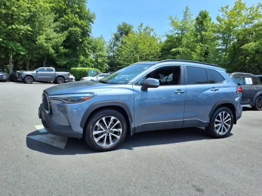 2023 Toyota Corolla Cross XLE photo 3