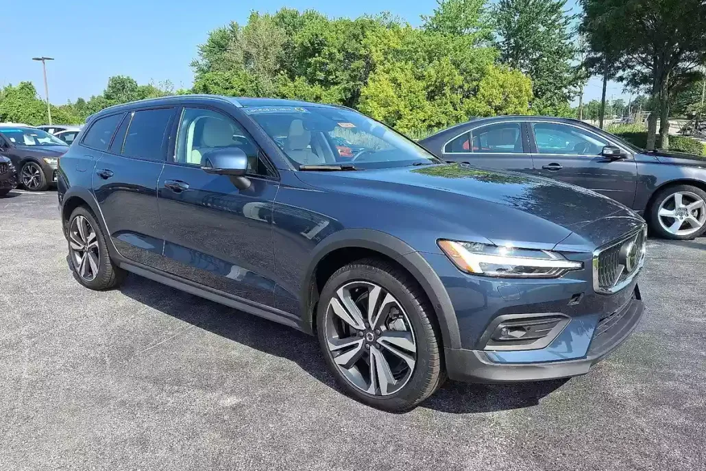2024 Volvo V60 Cross Country B5 AWD Plus photo 1