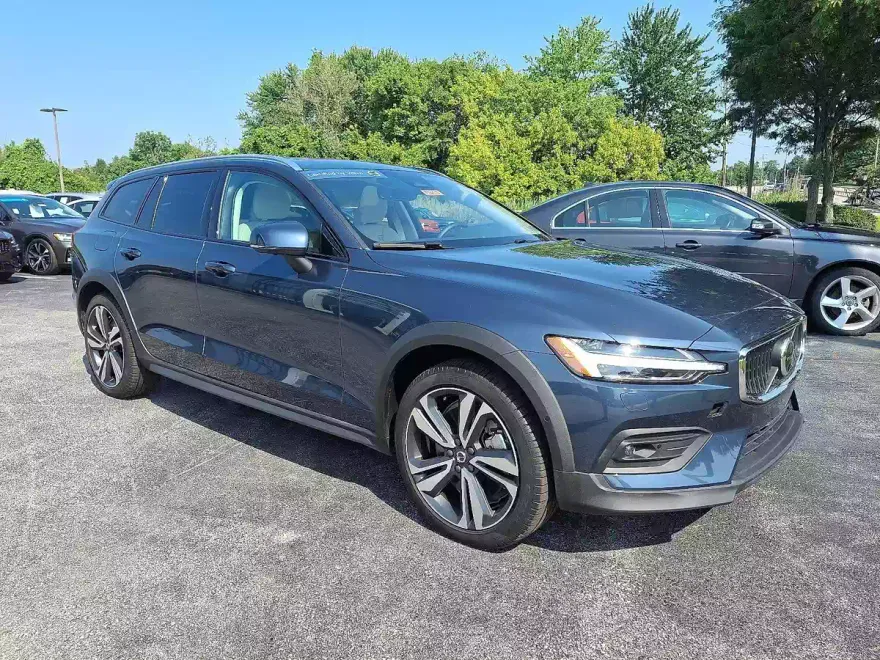 2024 Volvo V60 Cross Country B5 AWD Plus photo 1