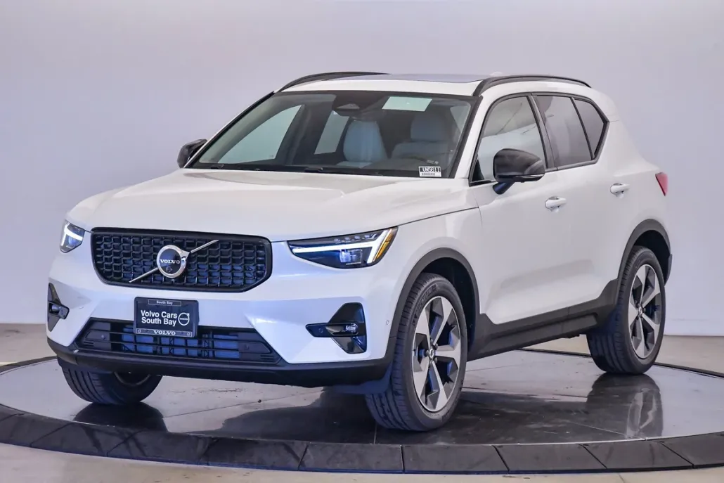 2025 Volvo XC40 AWD Plus photo 1