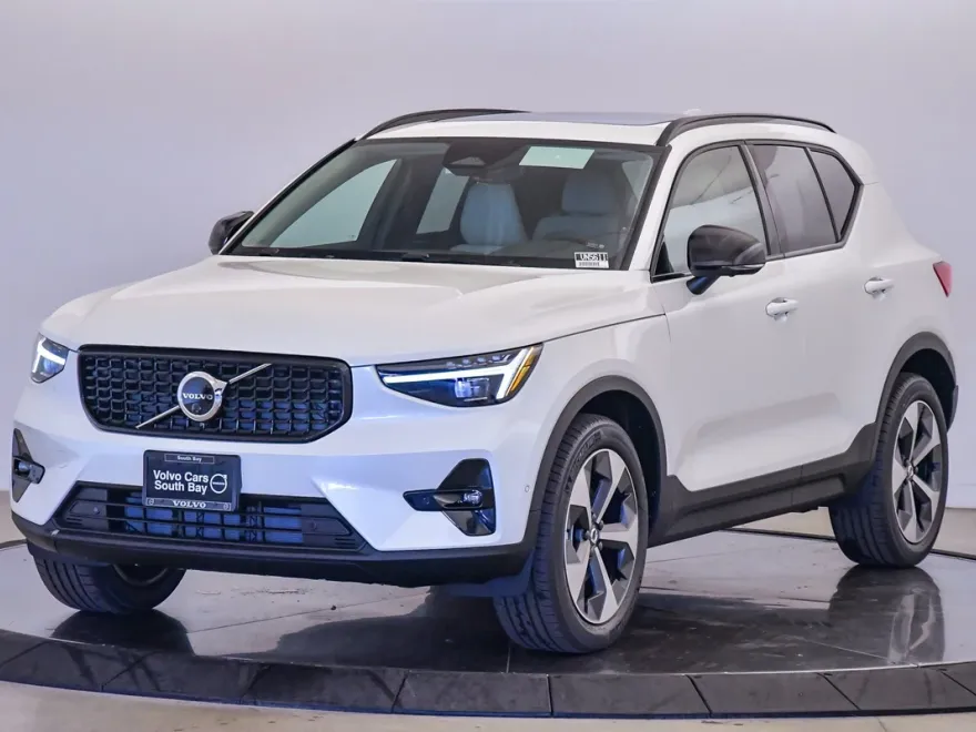 2025 Volvo XC40 AWD Plus photo 1
