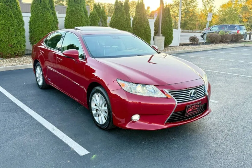 2015 Lexus ES 300h photo 1
