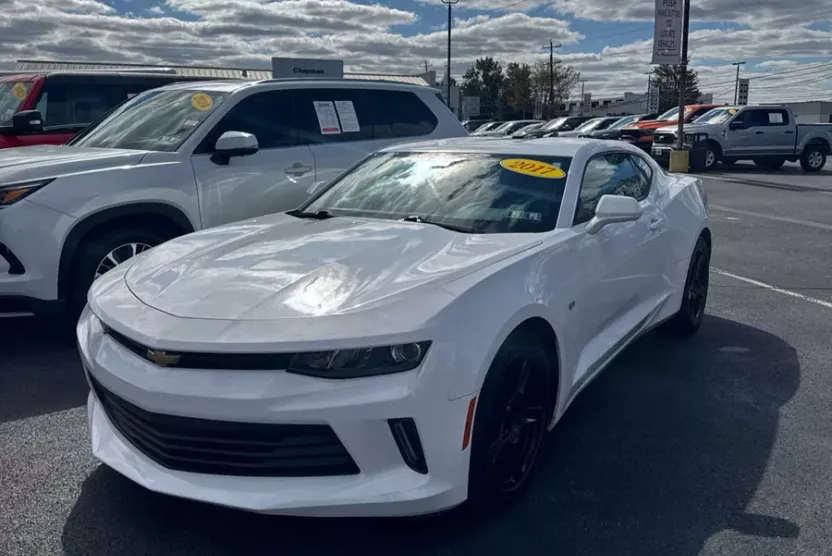 2017 Chevrolet Camaro 1LT photo 1
