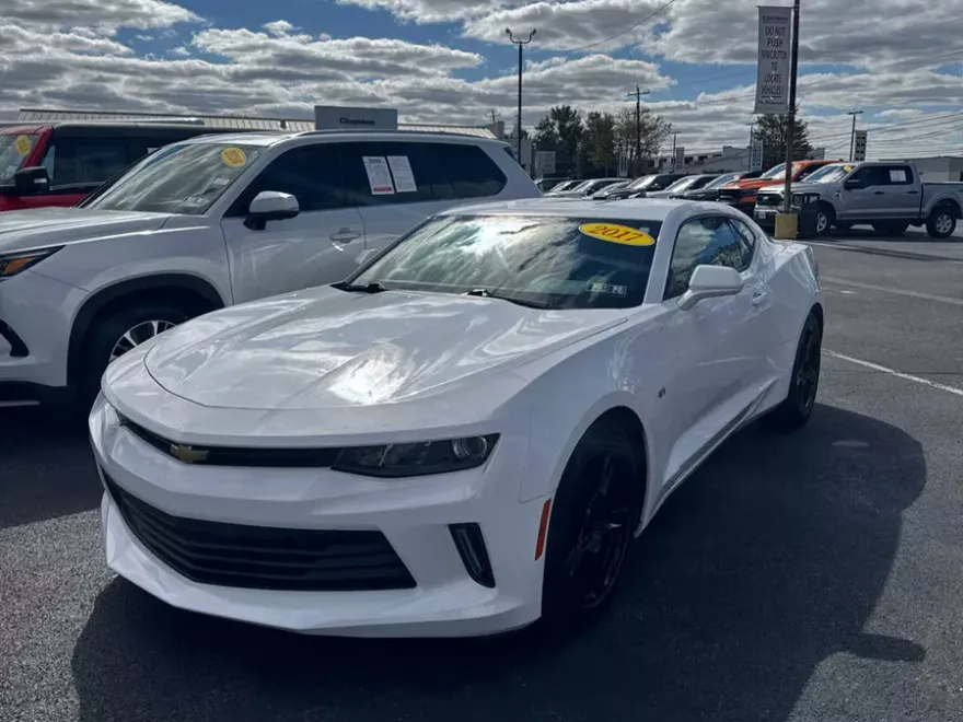 2017 Chevrolet Camaro 1LT photo 1