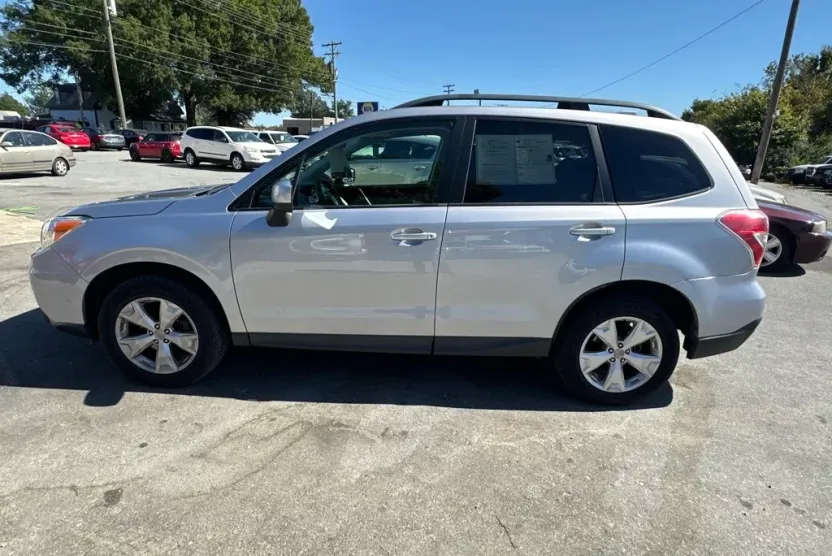 2016 Subaru Forester 2.5i Premium photo 1