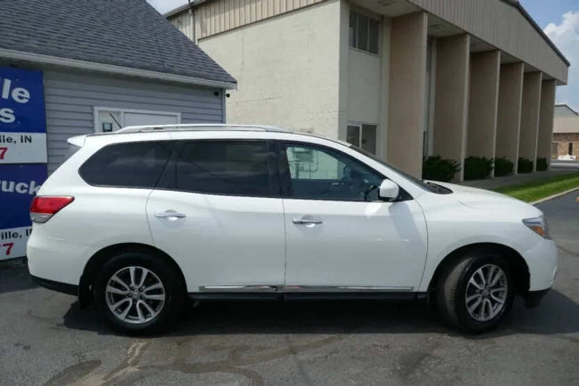 2016 Nissan Pathfinder SL photo 1