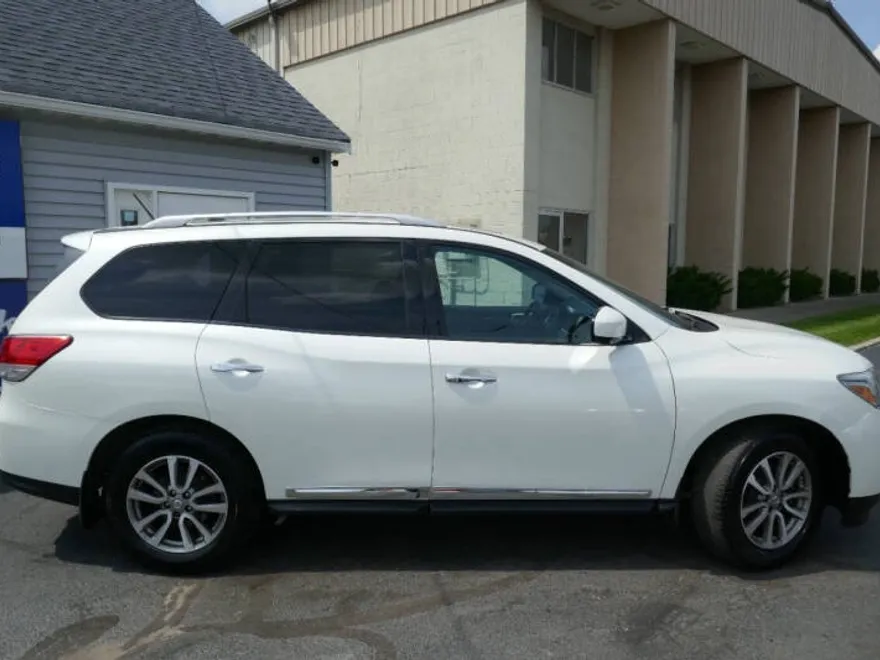 2016 Nissan Pathfinder SL photo 1