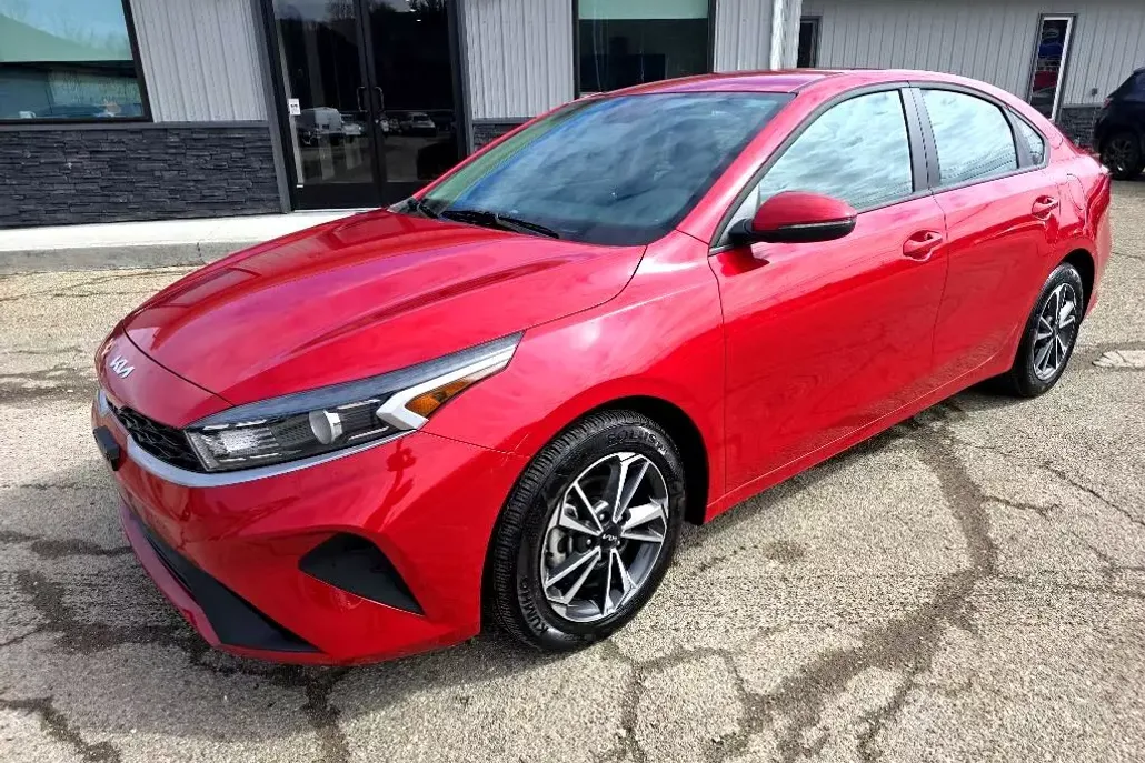 2023 Kia Forte LXS photo 1
