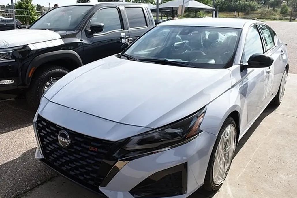 2025 Nissan Altima SR photo 1