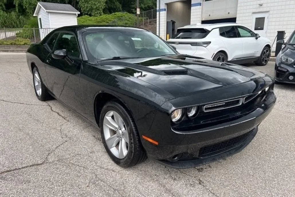 2023 Dodge Challenger SXT photo 1
